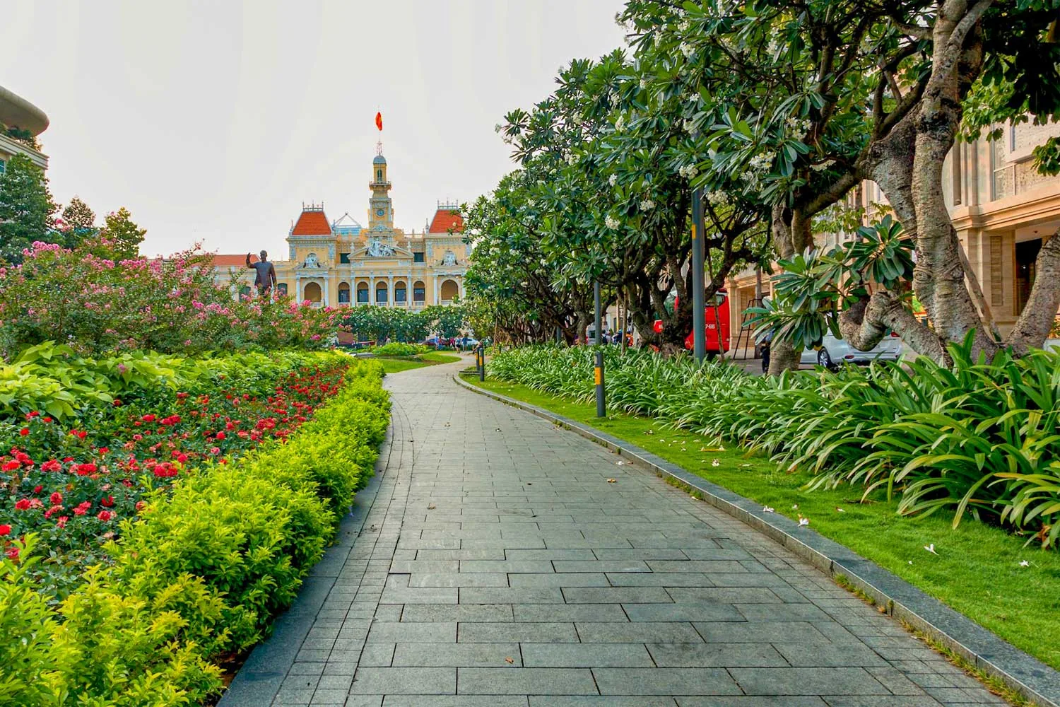 viale alberato conduce al teatro dell'opera di saigon