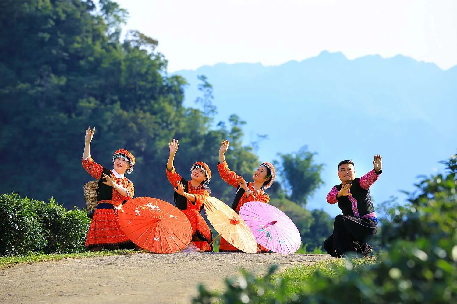 danzatori del nord con abiti tradizionali e ombrelli