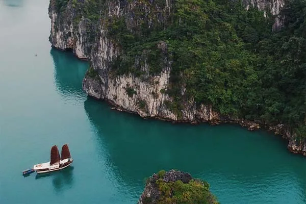 Baia di Halong, perla del Vietnam: cosa vedere