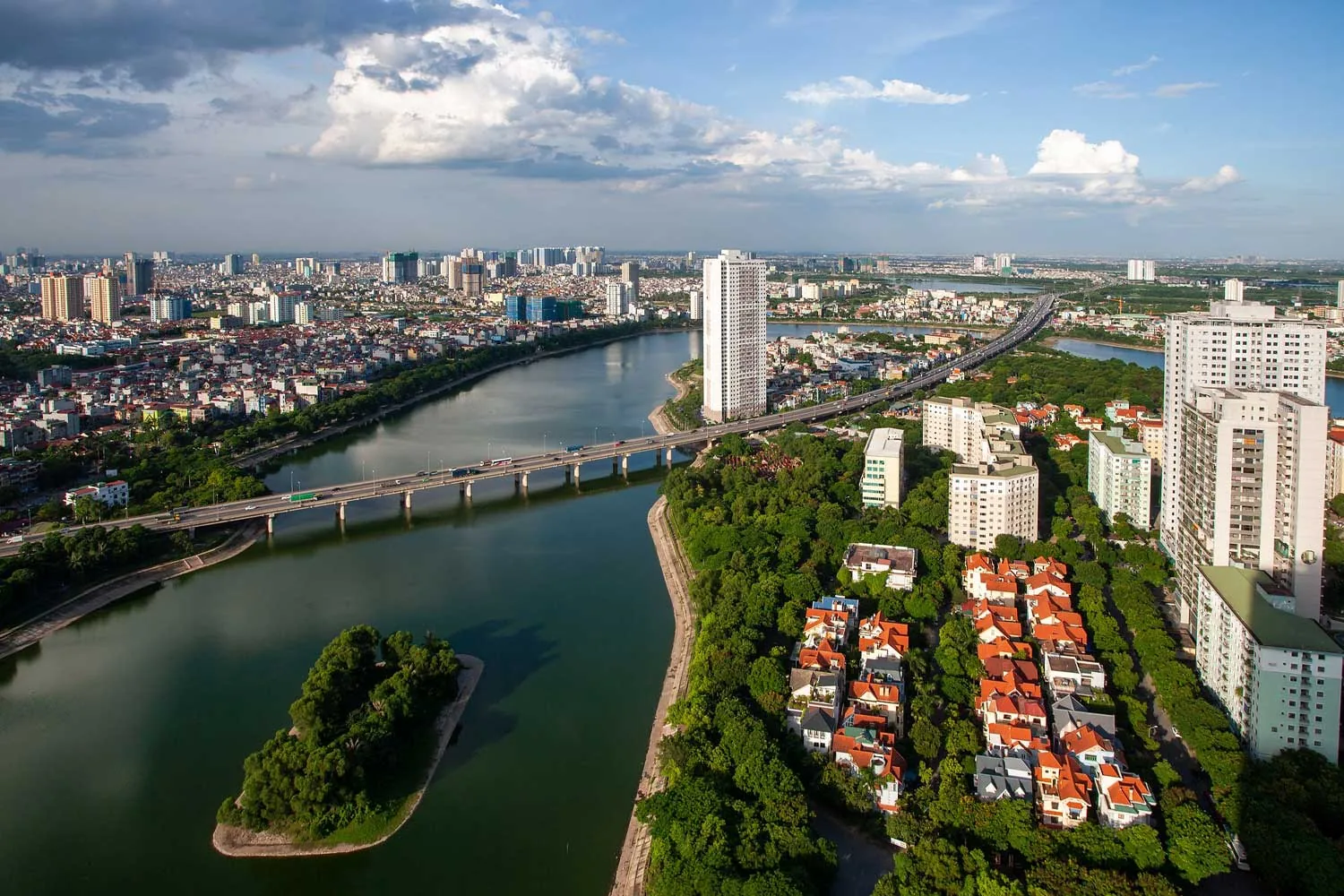 veduta aera di Hanoi con il lungo ponte sul fiume