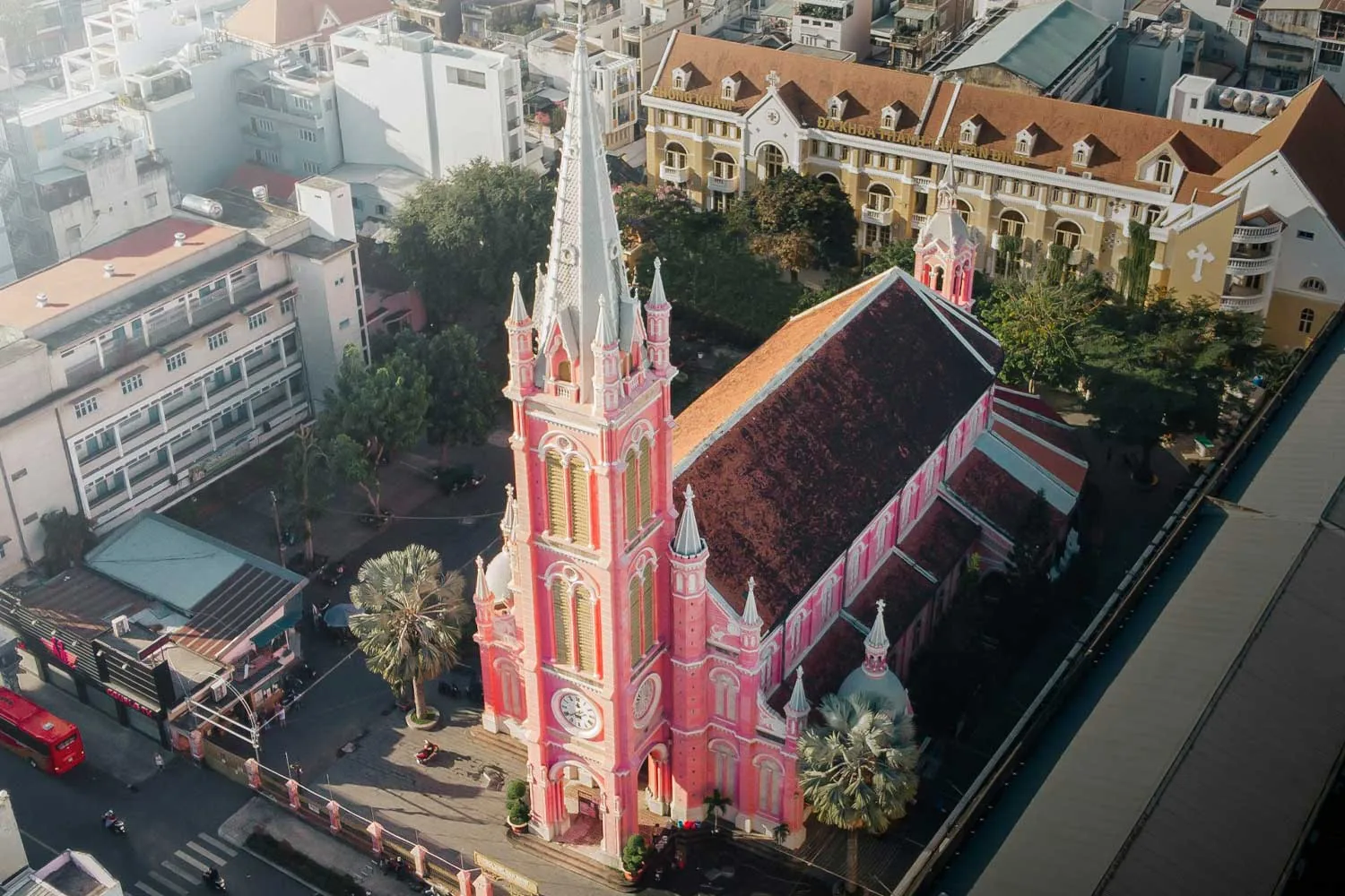 Chiesa Rosa (del Sacro Cuore), Pink Church, di Saigon, veduta aerea