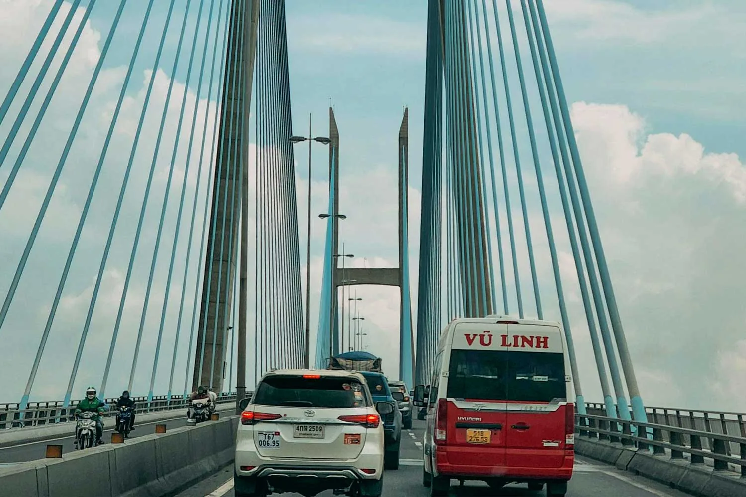 bus e minivan attraversano un ponte