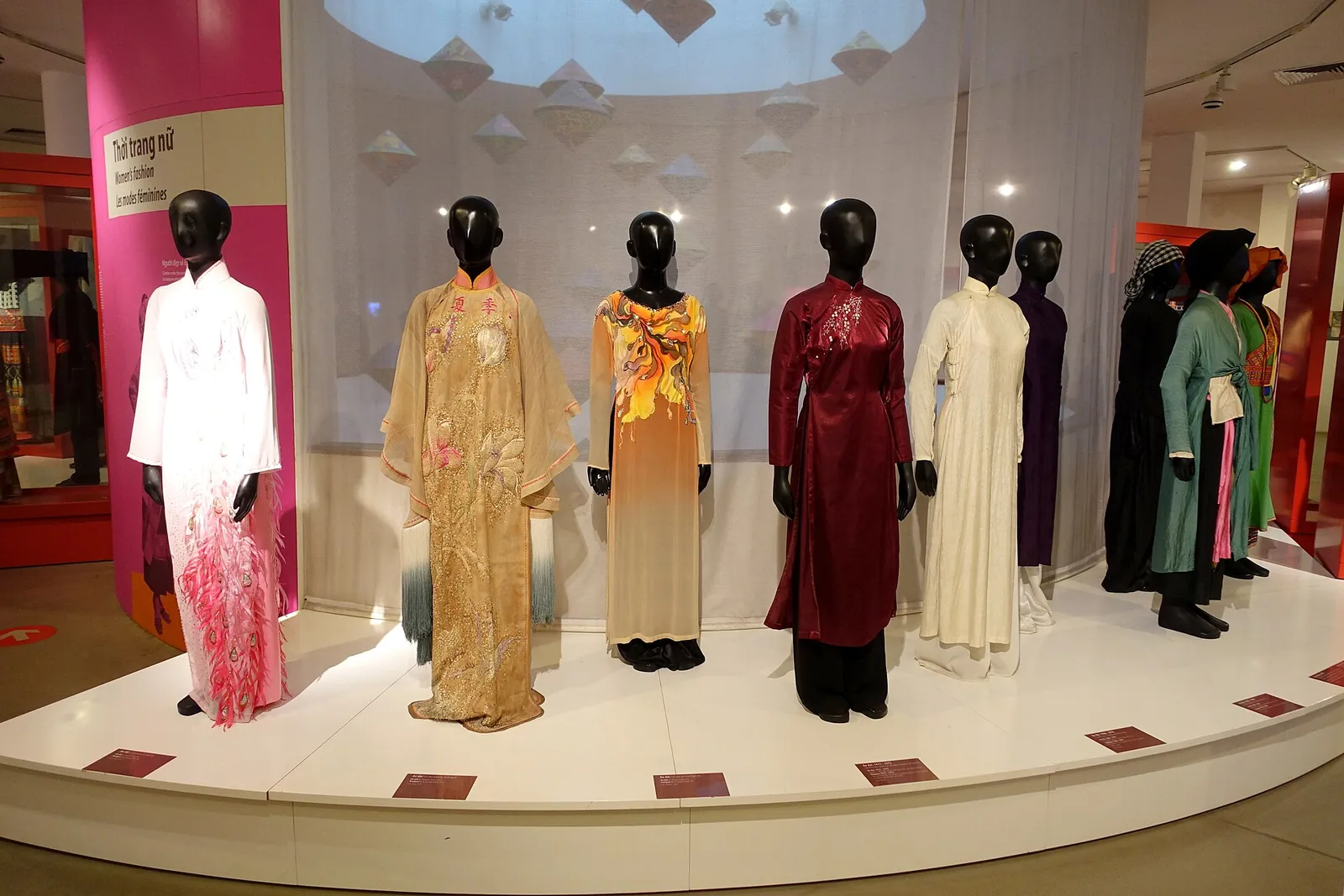 Collezione di ao dai al Museo delle Donne Vietnamite Collezione di ao dai esposti al Museo delle Donne Vietnamite di Hanoi, tuniche tradizionali di seta in diversi colori e ricami