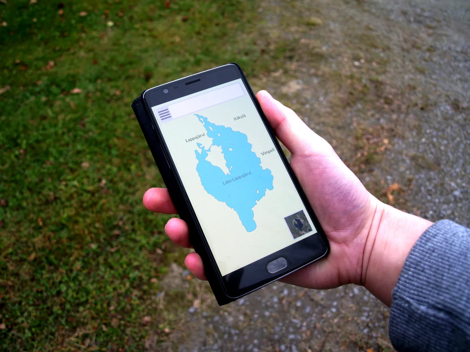 Navigazione offline con smartphone Smartphone con app di navigazione su una mappa