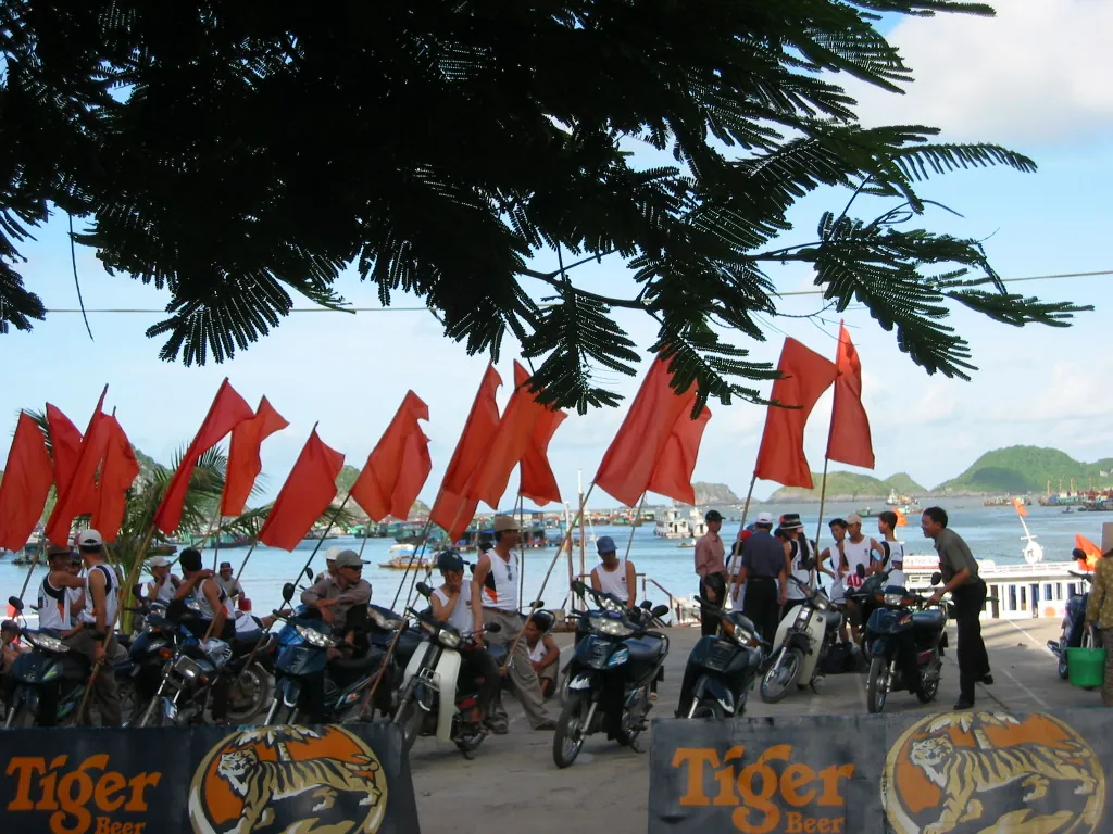 Taxi moto a Cat Ba Motociclisti in attesa di passeggeri a Cat Ba