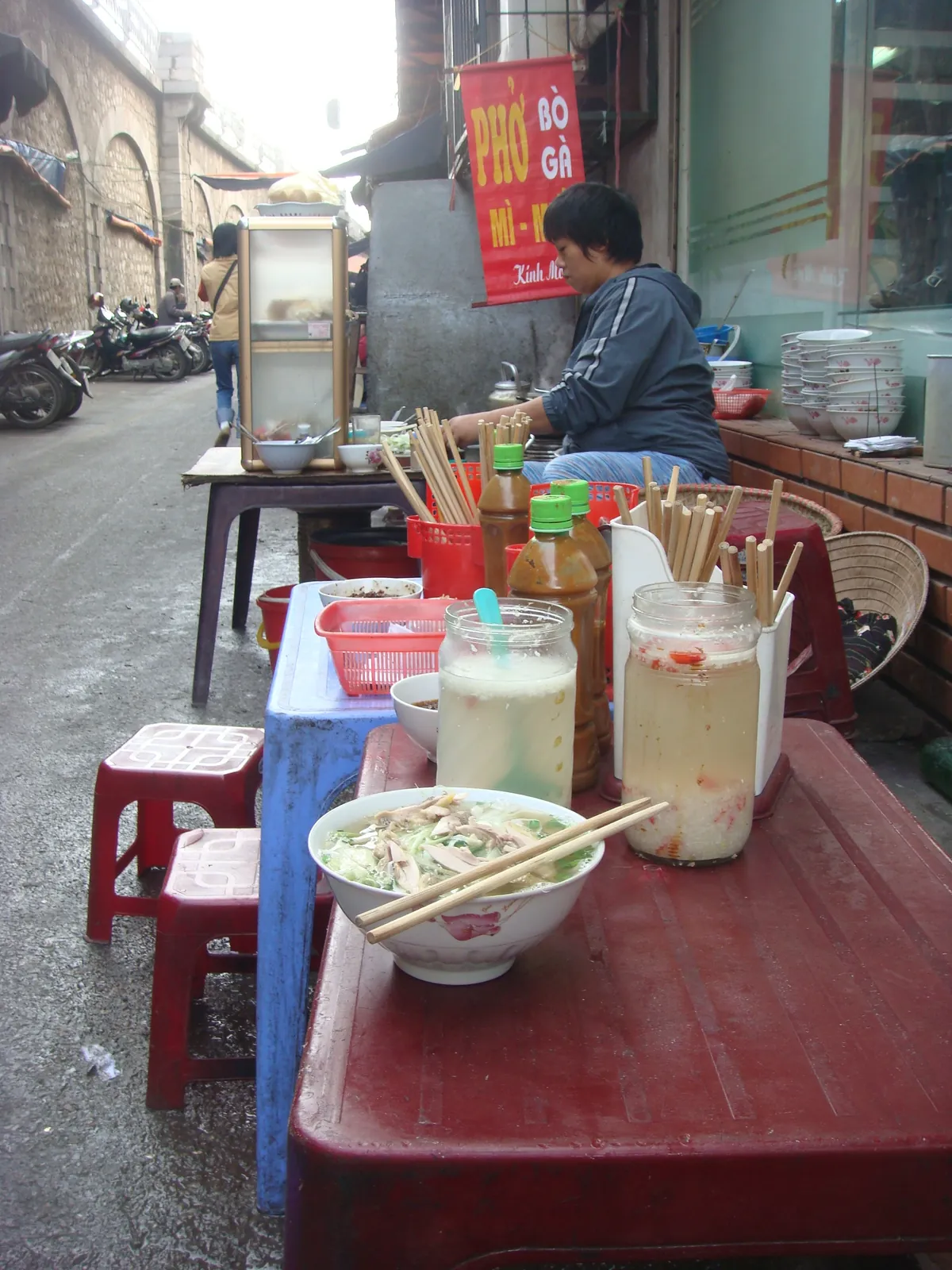 Street food a Hanoi Venditore ambulante di pho ga a Hanoi