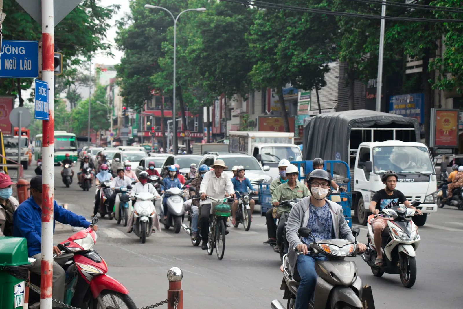 Il traffico in una grande città vietnamita, con centinaia di auto e scooter