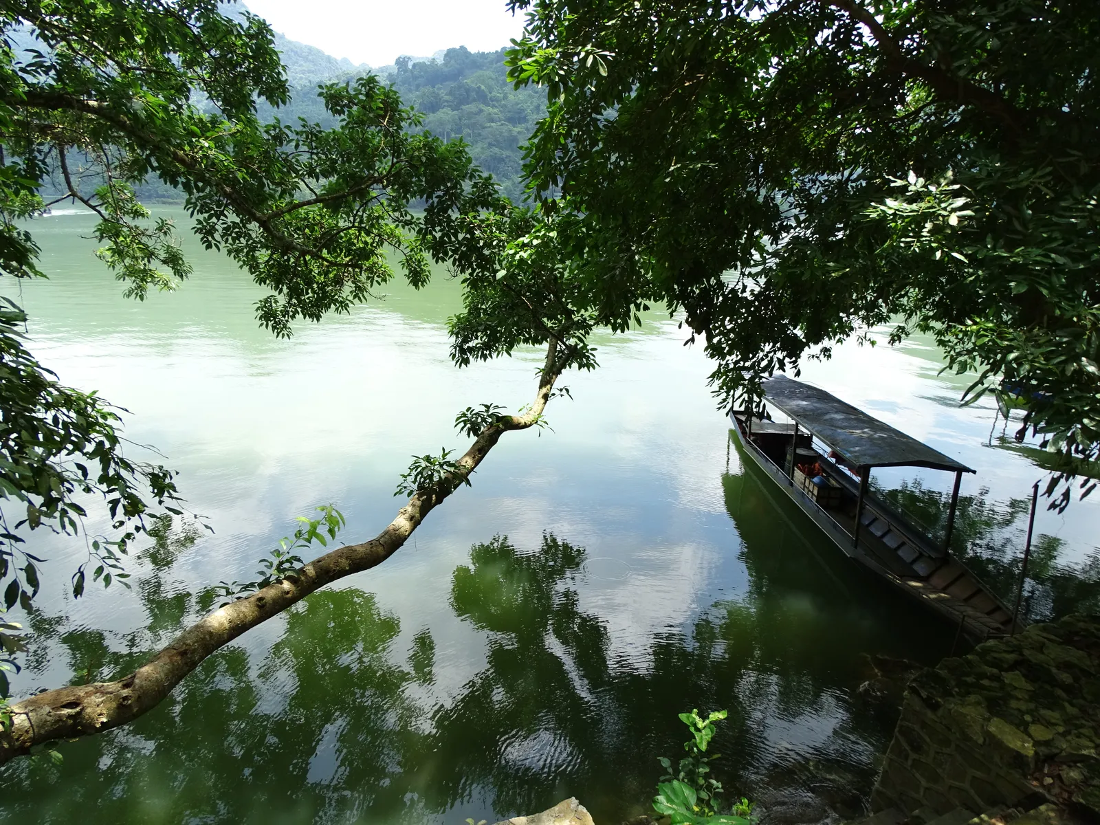 Barca sul lago di Ba Be Barca tradizionale ormeggiata sul lago di Ba Be, nel parco nazionale di Bac Kan