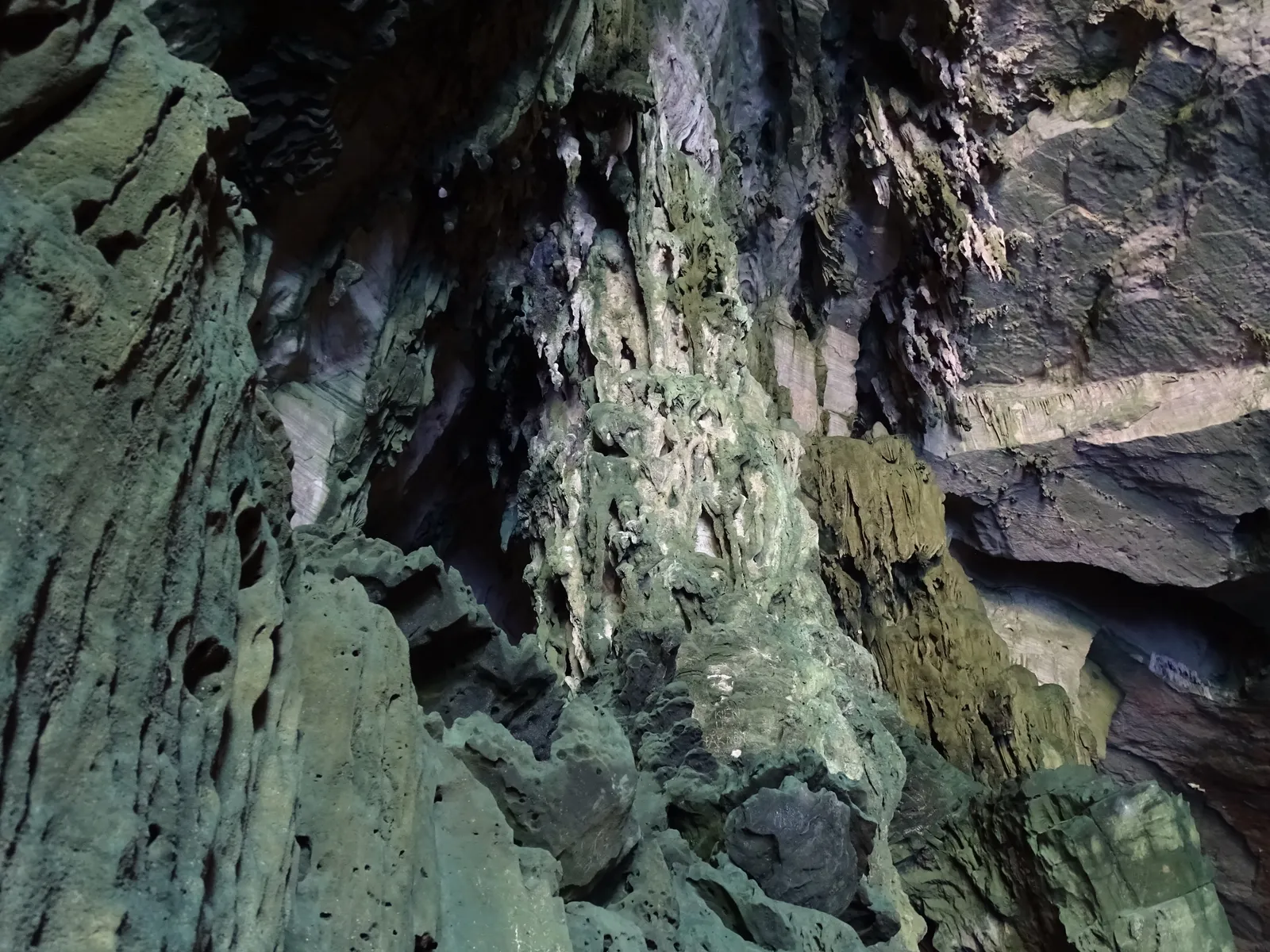 Grotta di Puong, Ba Be Stalattiti e formazioni rocciose nella grotta di Puong, fiume Nang, parco nazionale di Ba Be