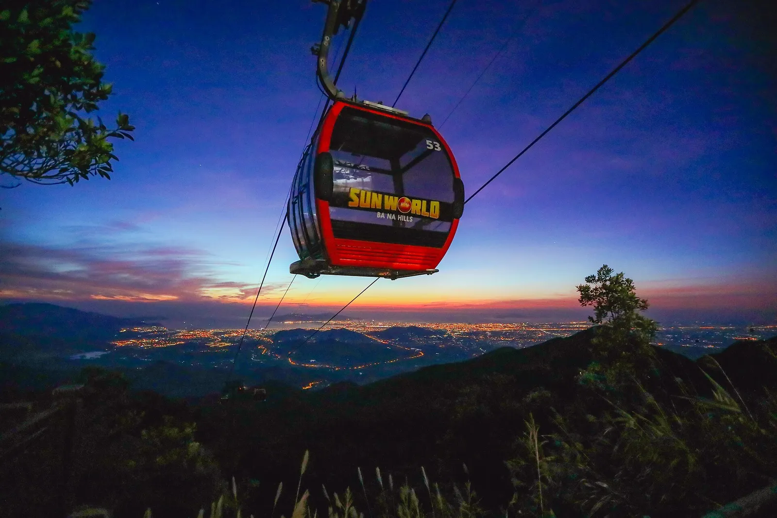 Funivia di Ba Na Hills al tramonto Funivia di Ba Na Hills al tramonto sopra Da Nang, Vietnam
