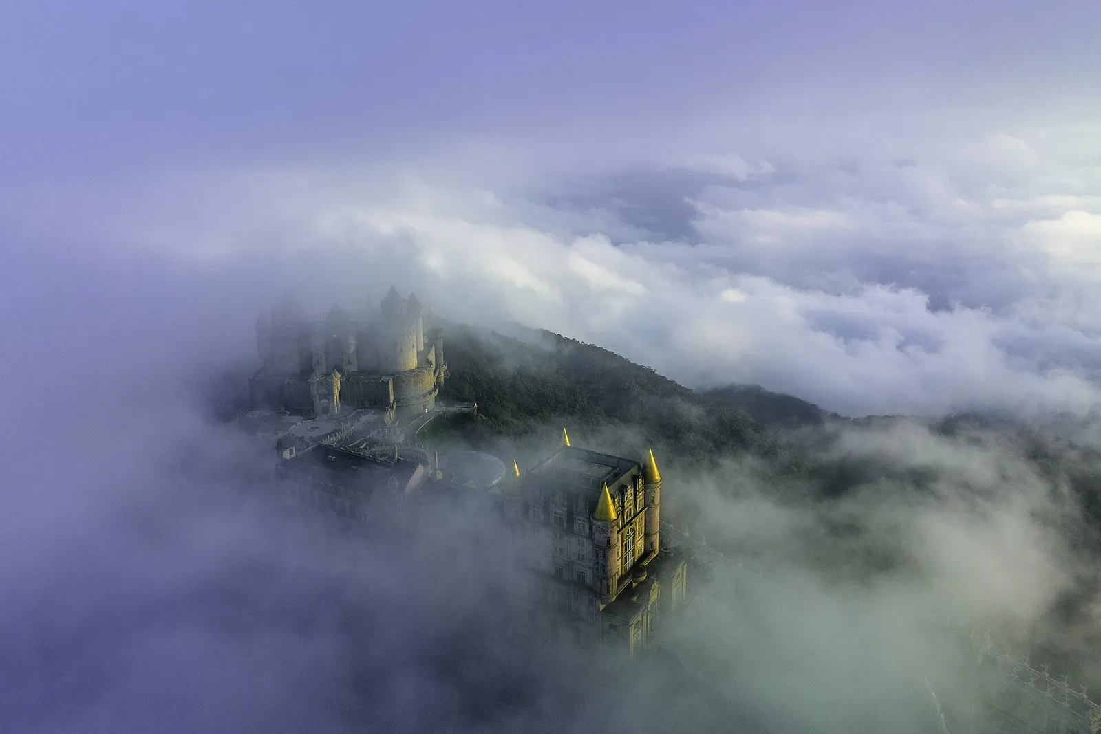 Ba Na Hills nella nebbia del mattino Ba Na Hills avvolta dalla nebbia del mattino sopra Da Nang, Vietnam