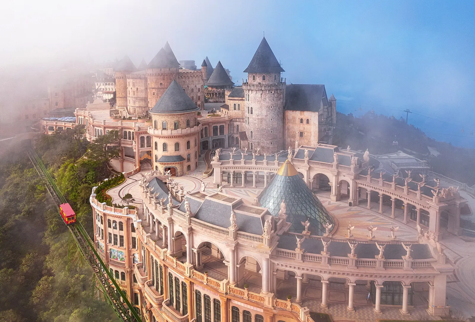 Villaggio Francese di Ba Na Hills Villaggio Francese di Ba Na Hills avvolto dalla foschia, Da Nang, Vietnam