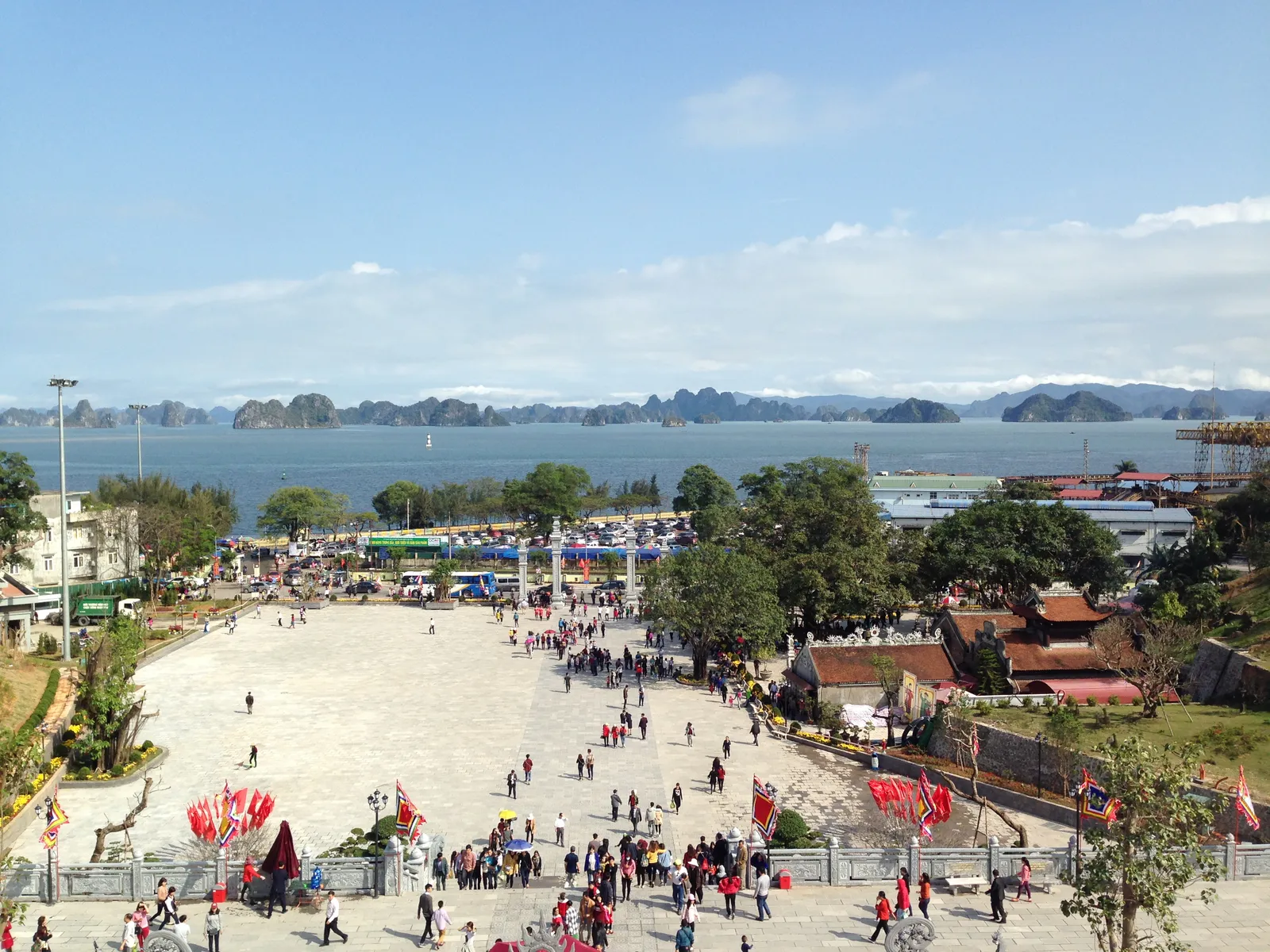Vista panoramica sulla Baia di Bai Tu Long dal tempio di Cua Ong