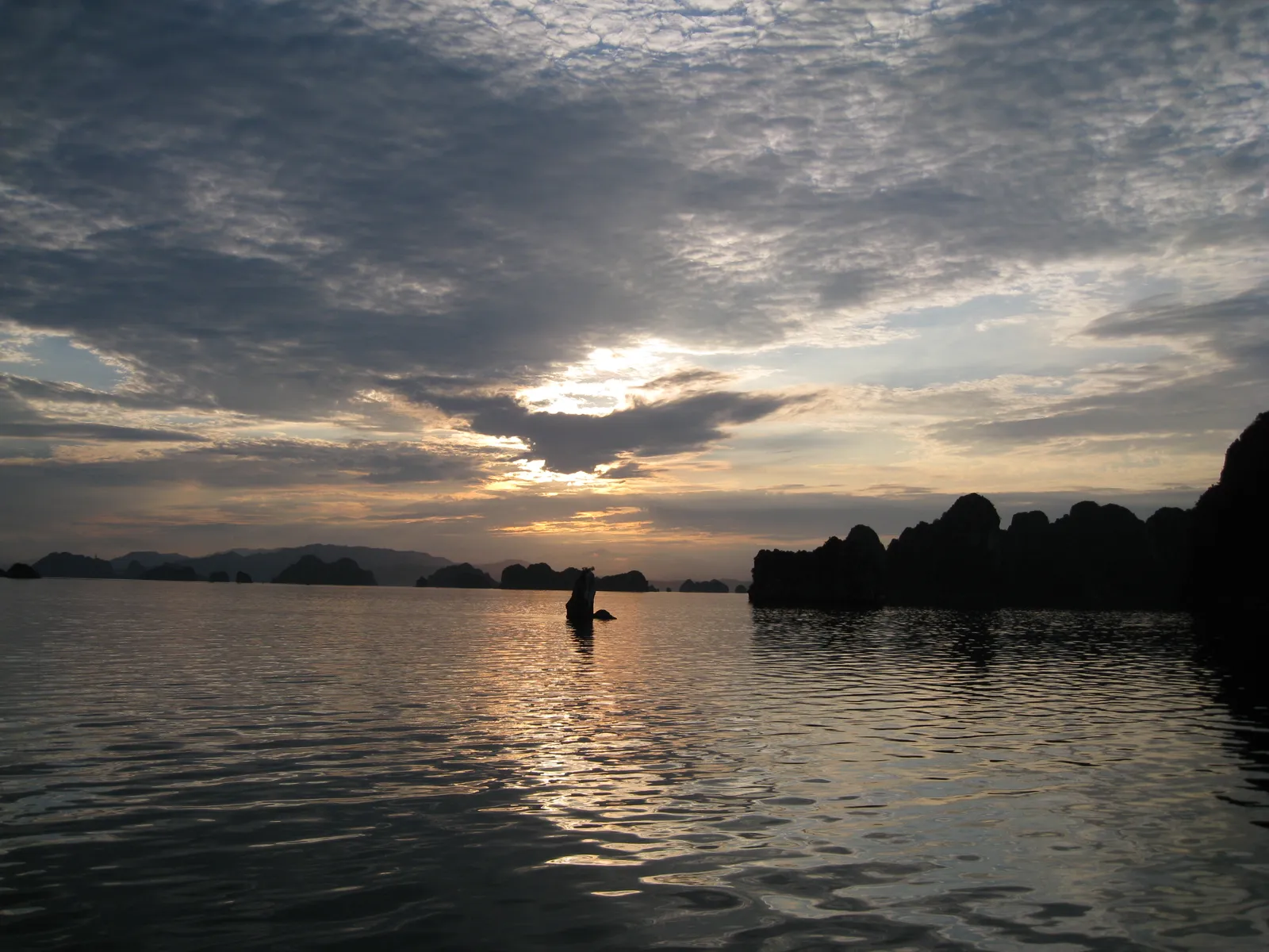 Tramonto tra i faraglioni durante una crociera nella Baia di Bai Tu Long