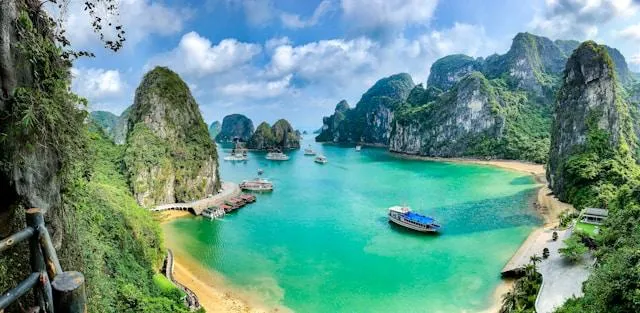 Baia di Halong a settembre Baia di Halong (Vịnh Hạ Long) vista dall'alto, con isolette carsiche e barche tra acque turchesi