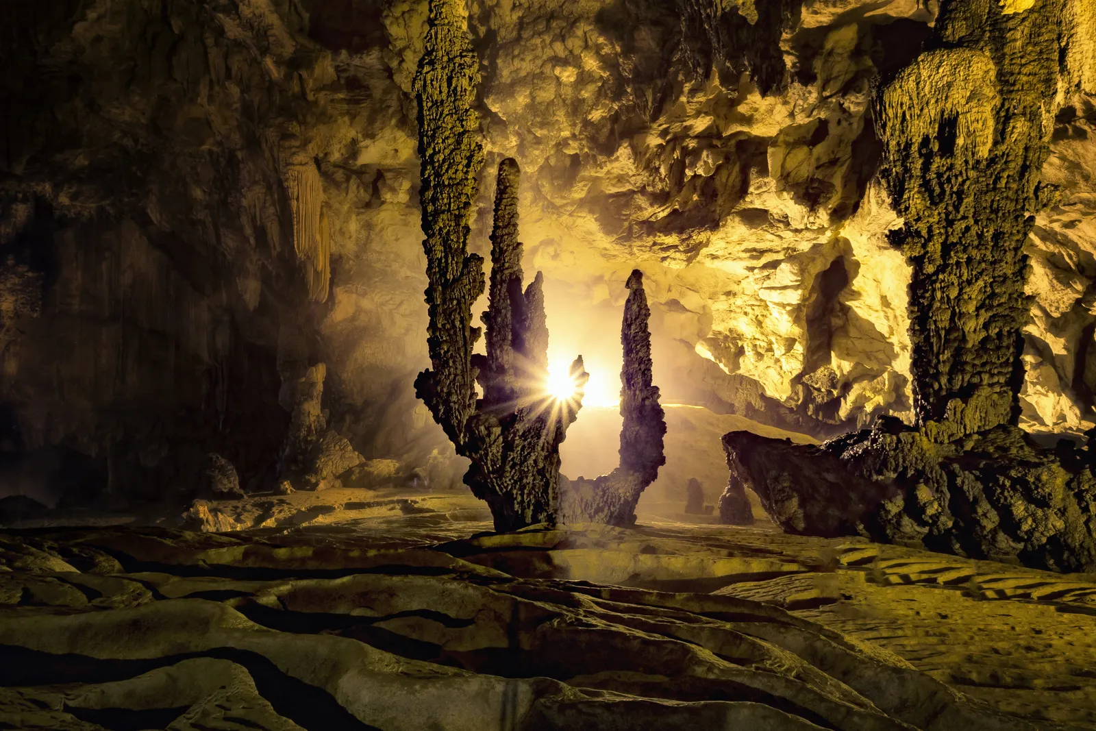 Grotta di Nguom Ngao - Cao Bang Stalattiti e stalagmiti illuminate all'interno della grotta di Nguom Ngao vicino alle cascate di Ban Gioc
