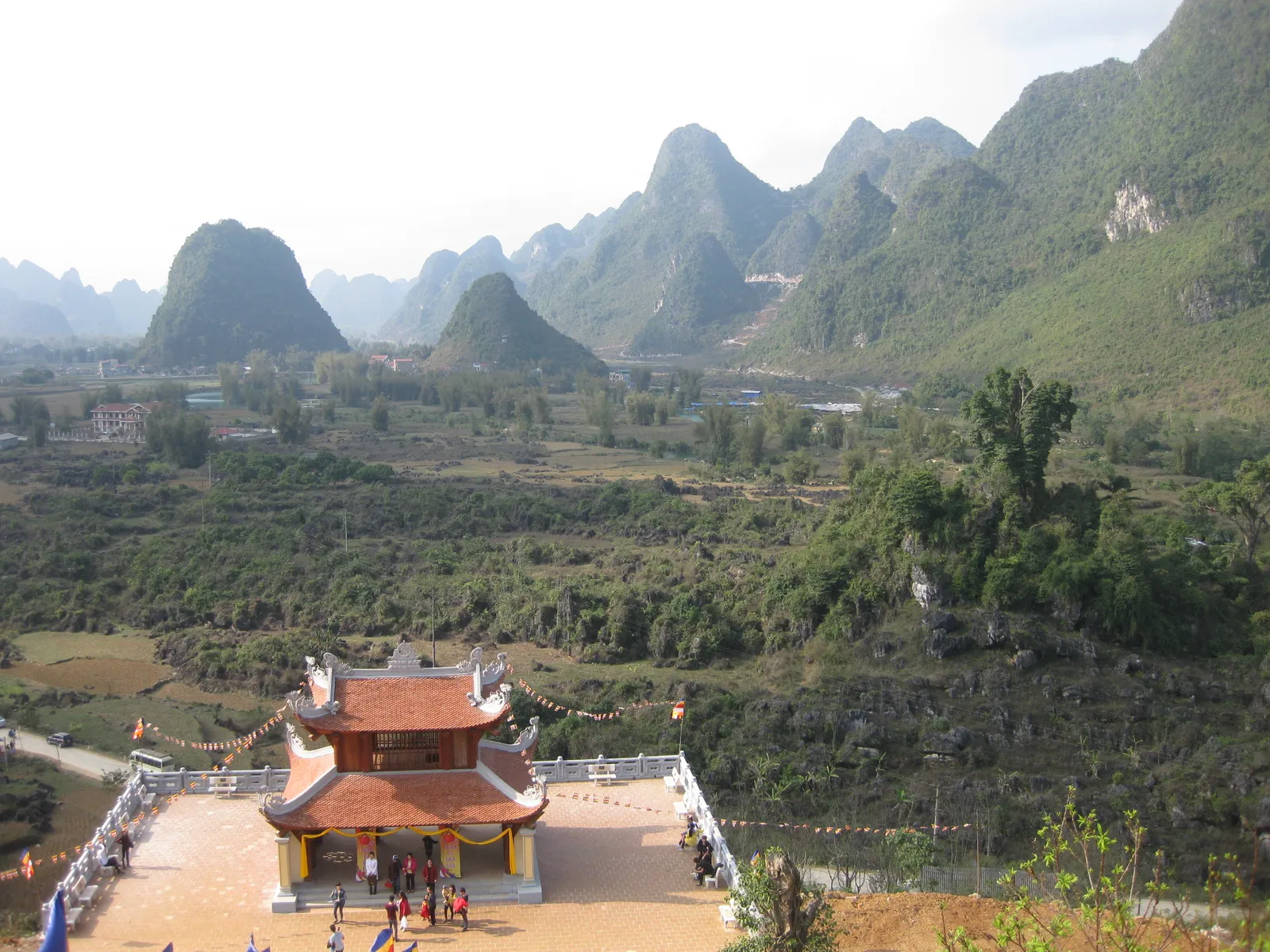 Pagoda Truc Lam Phat Tich - Ban Gioc La pagoda Truc Lam Phat Tich che domina la valle delle cascate di Ban Gioc a Cao Bang