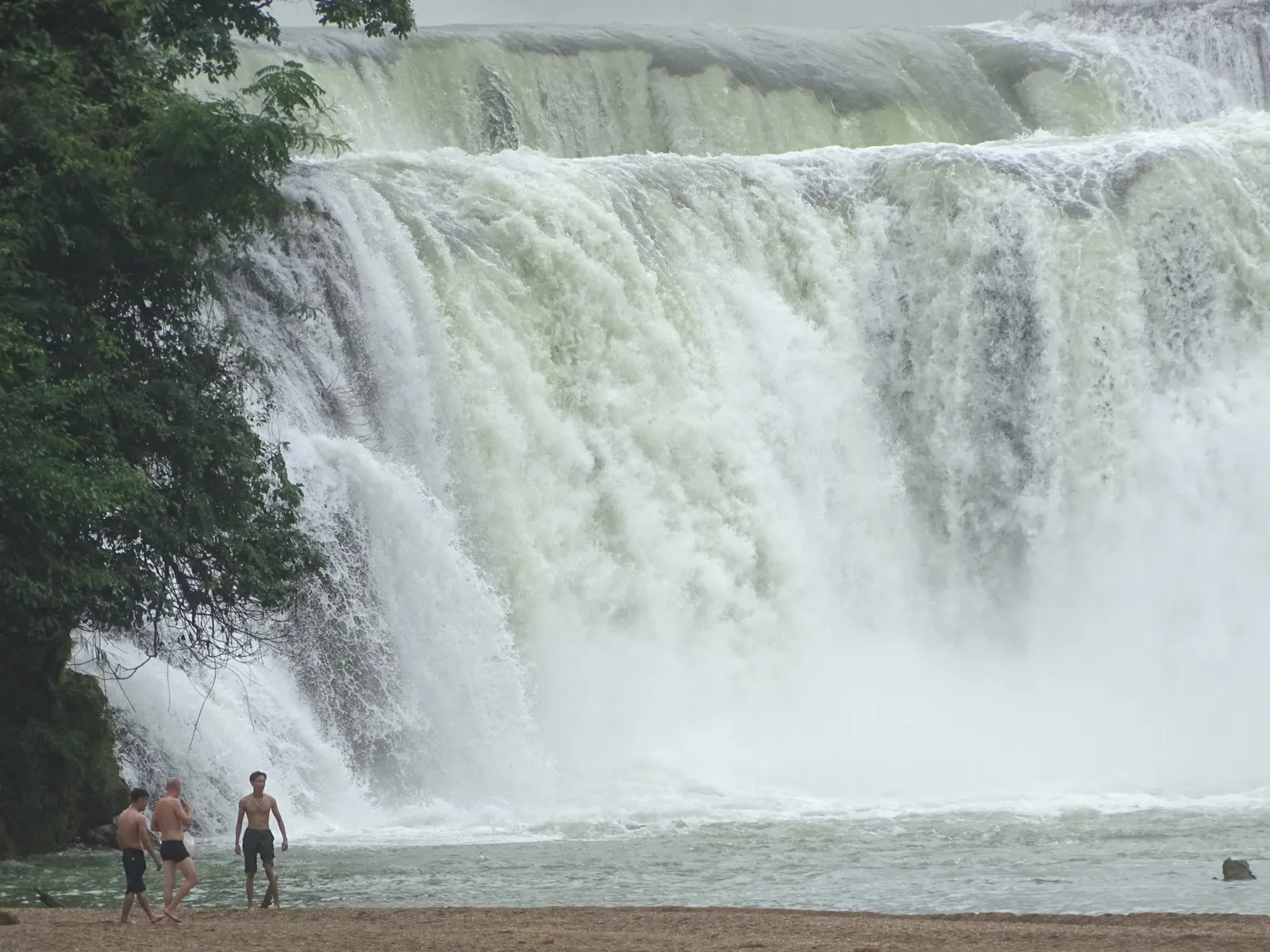 Zattere di bambù alle cascate di Ban Gioc Le cascate di Ban Gioc viste dal basso con le zattere di bambù sul fiume Quay Son