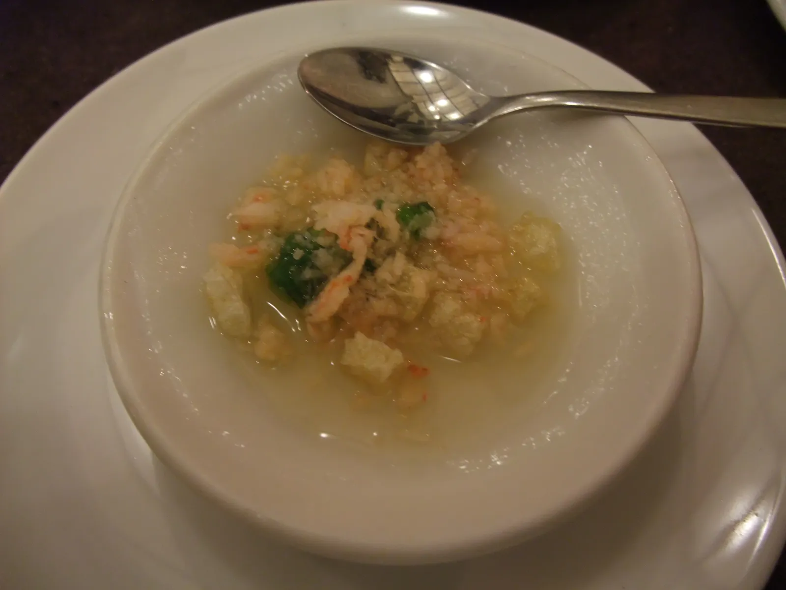 Una ciotola di banh beo, pasta di riso al vapore tipica della cucina di Hue condita con gamberetti essiccati e scalogno fritto