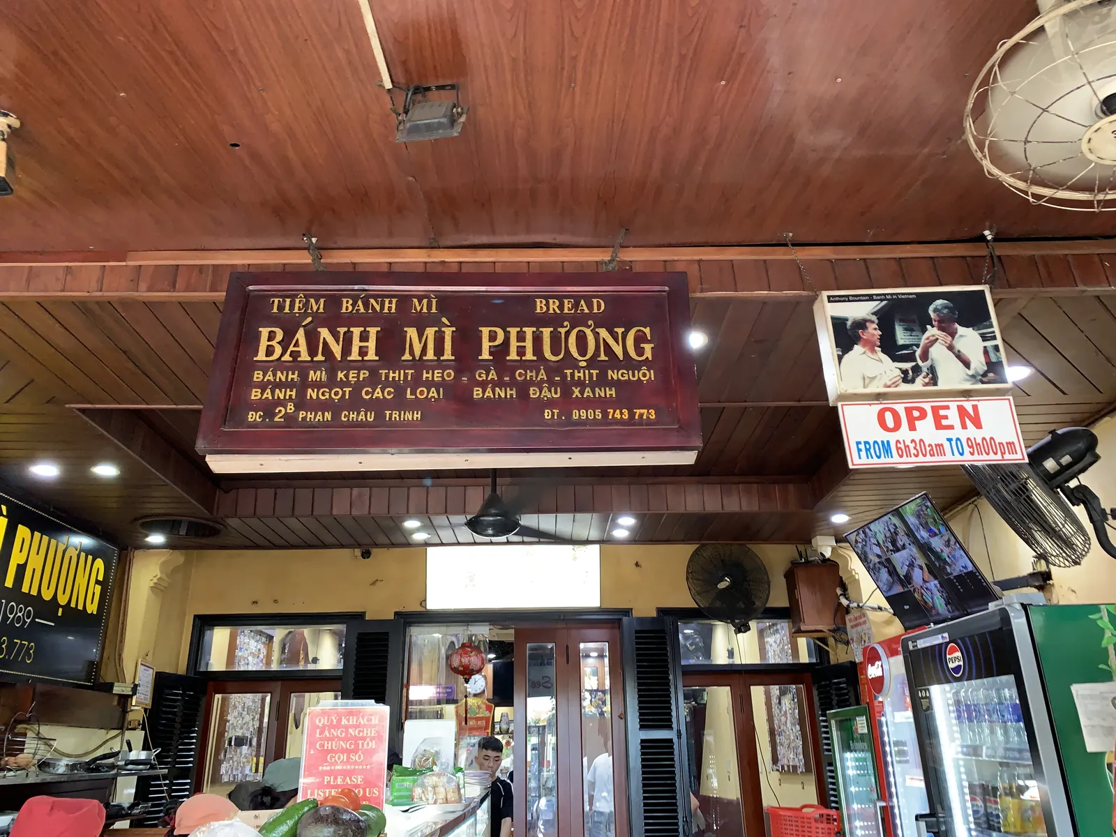 L'insegna del Bánh Mì Phượng nel centro storico di Hoi An, il locale reso celebre da Anthony Bourdain e affollato di clienti