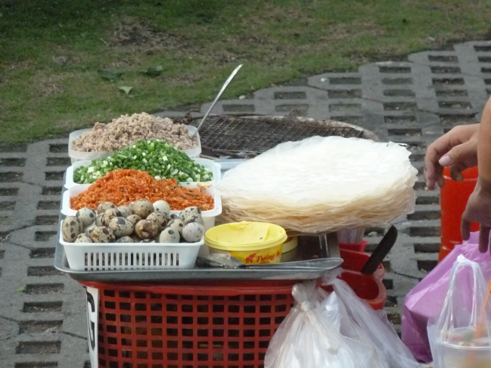 Bánh tráng nướng, street food di Saigon Street food a Saigon: attenzione all'igiene alimentare in Vietnam