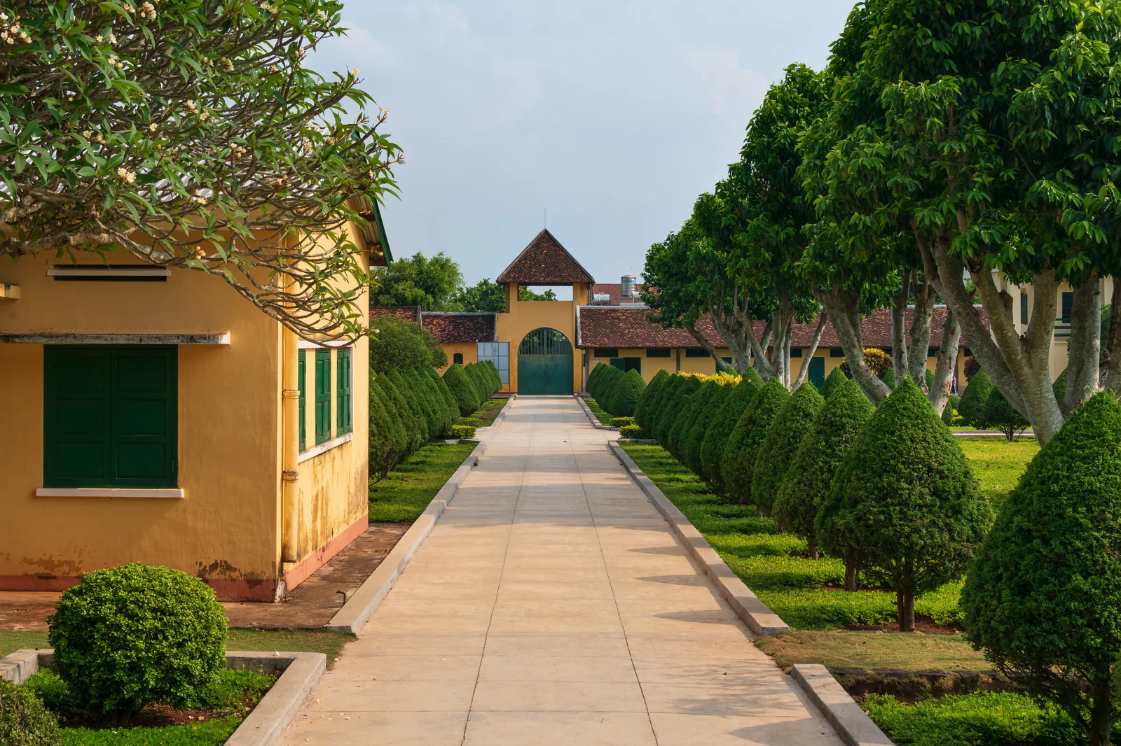 L'ex carcere coloniale Nhà Đày a Buon Ma Thuot con edifici in pietra e cortile verde