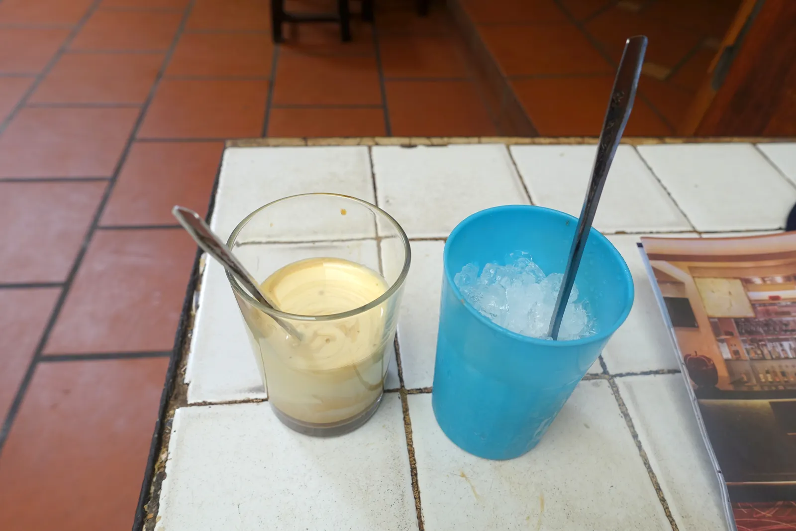 Caffè al Café Giảng, Hanoi Caffè vietnamita con ghiaccio servito sul tavolo del Café Giảng di Hanoi, il locale storico dell'egg coffee