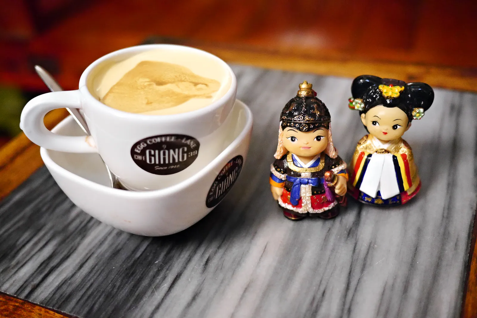 Egg coffee al Café Giảng, Hanoi Egg coffee vietnamita servito al Café Giảng di Hanoi, il locale che ha inventato la ricetta nel 1946