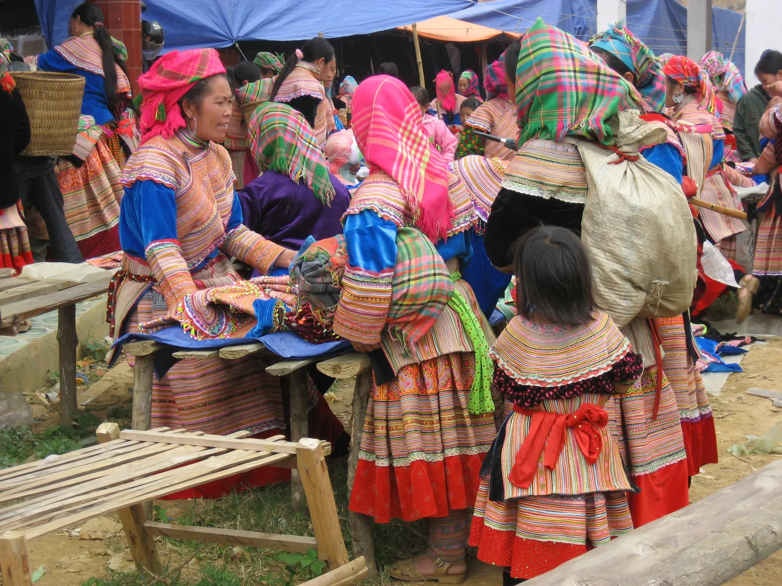 Donne Hmong fioriti tra i banchi del mercato di Can Cau, provincia di Lao Cai