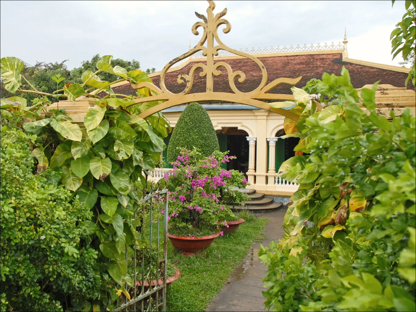 Casa antica nel Delta del Mekong Casa antica Ba Duc a Dong Hoa Hiep nel Delta del Mekong con giardino tropicale