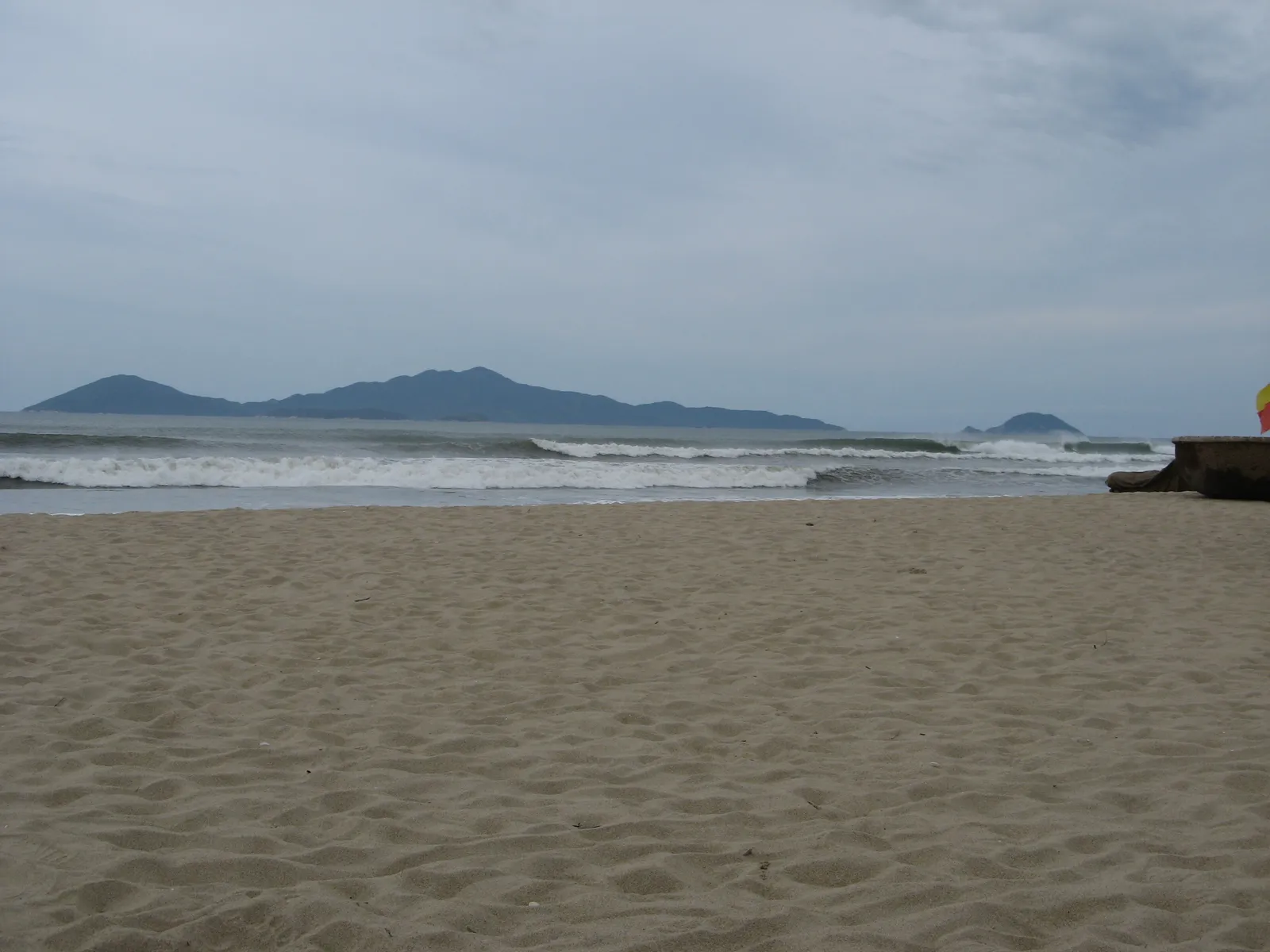 Spiaggia di sabbia bianca a Cham Island con mare cristallino e palme