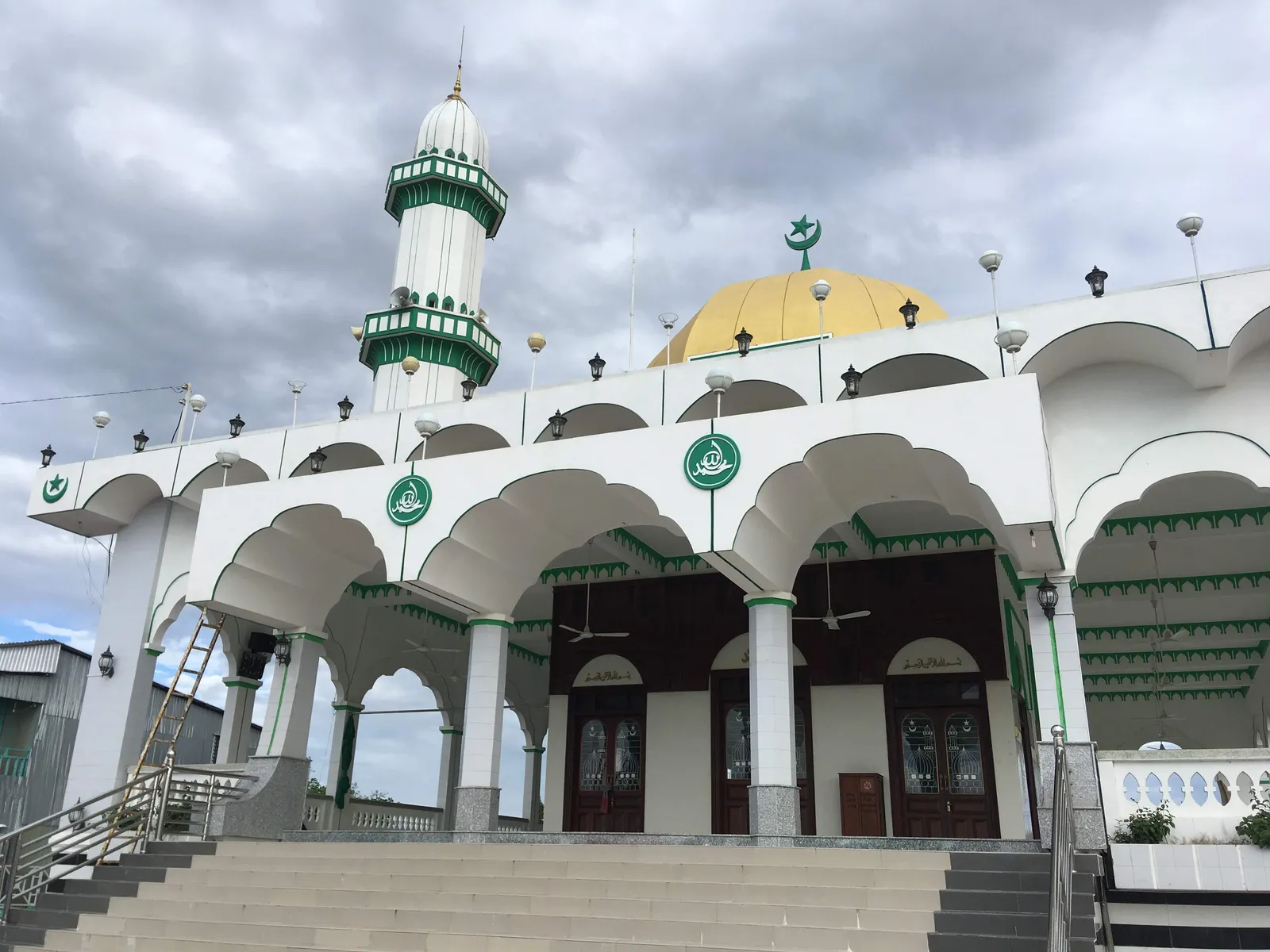 La moschea Al Ehsan del villaggio Cham di Chau Giang, con cupola dorata e minareto bianco e verde