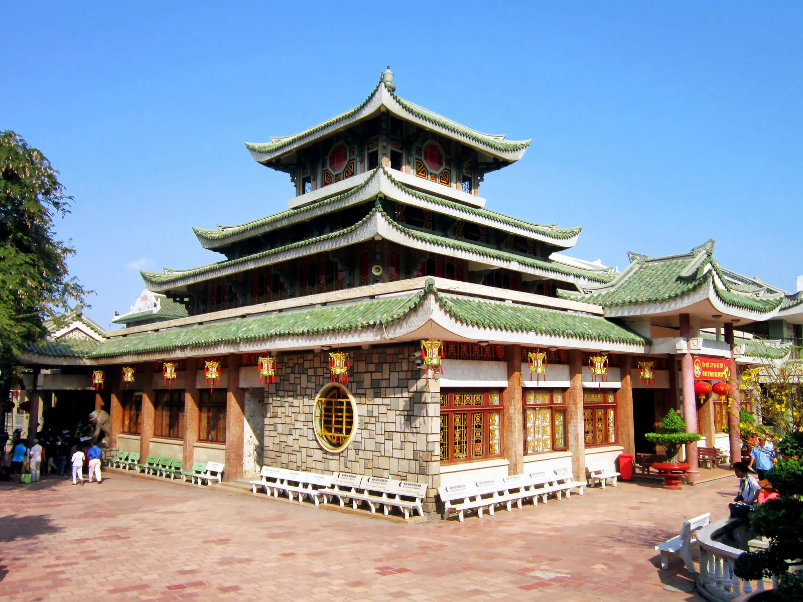 Il tempio di Ba Chua Xu ai piedi del monte Sam a Chau Doc, con i tetti verdi a più livelli