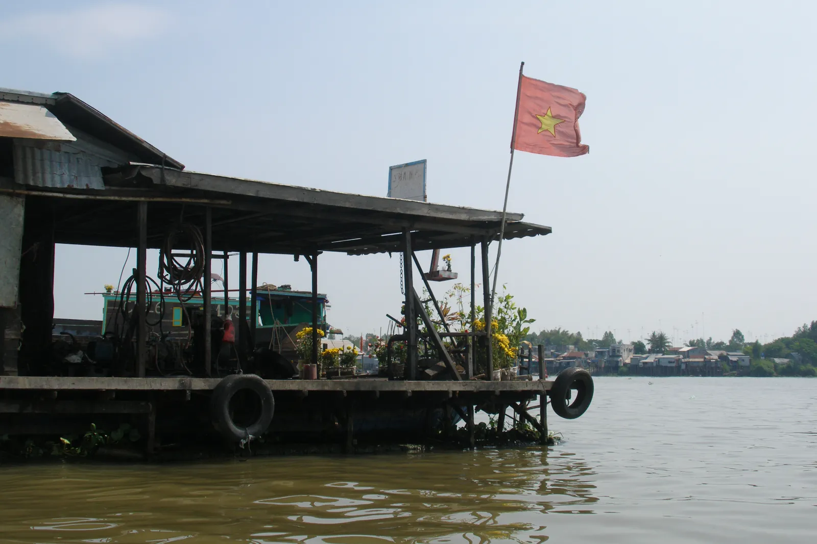Case galleggianti del villaggio di allevatori di pesce sul fiume Bassac a Chau Doc