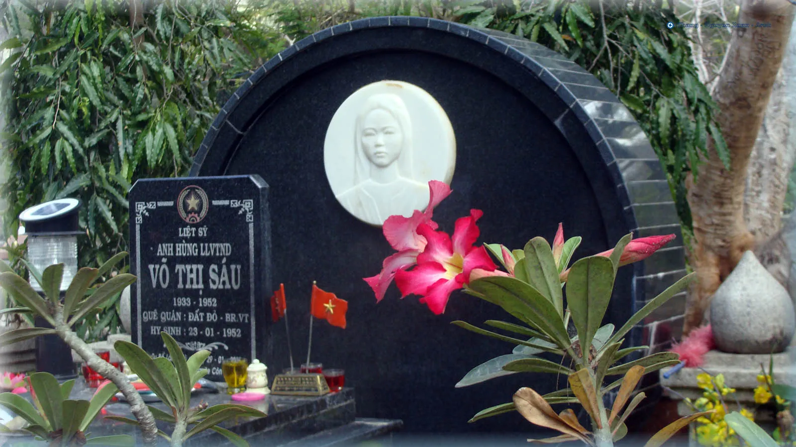 La tomba di Võ Thị Sáu a Con Dao La tomba di Vo Thi Sau nel cimitero di Hang Duong a Con Dao, con fiori e offerte