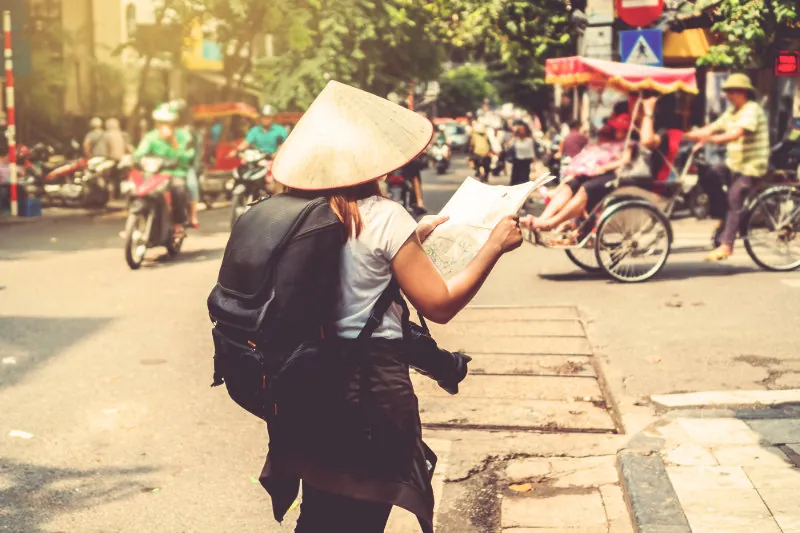 Turisti backpacker con zaino in spalla in Vietnam