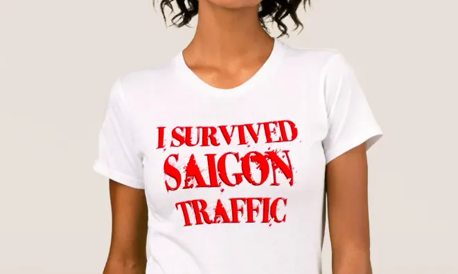 T-shirt con la scritta I Survived Saigon Traffic