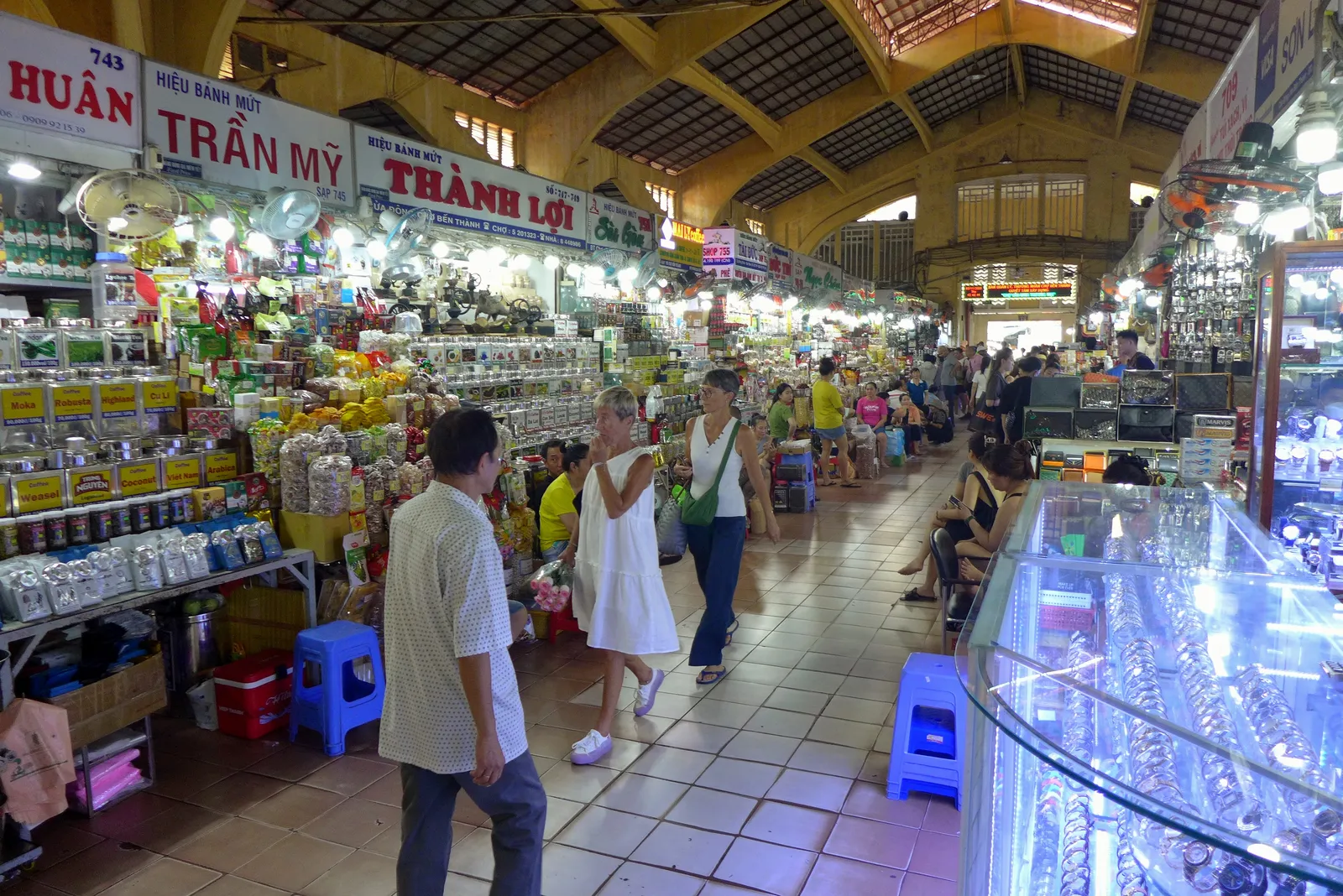 Bancarelle di souvenir e specialità al mercato Ben Thanh di Ho Chi Minh City