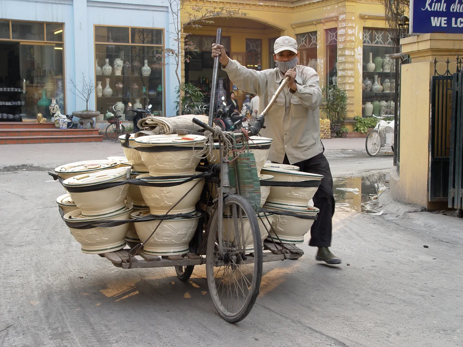 Ceramiche artigianali nel villaggio di Bat Trang vicino Hanoi, Vietnam