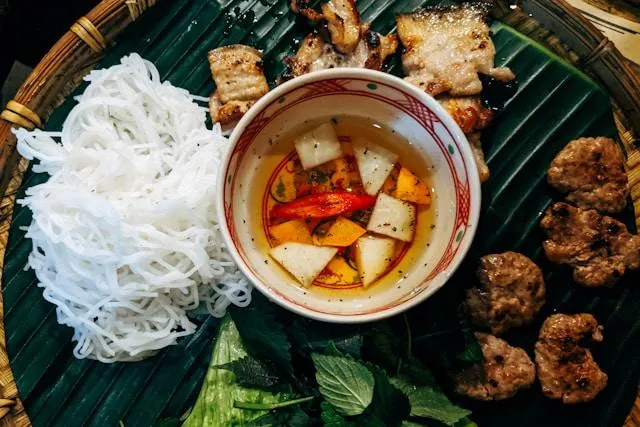 Bún chả vietnamita Bún chả vietnamita con vermicelli, maiale alla griglia e salsa agrodolce