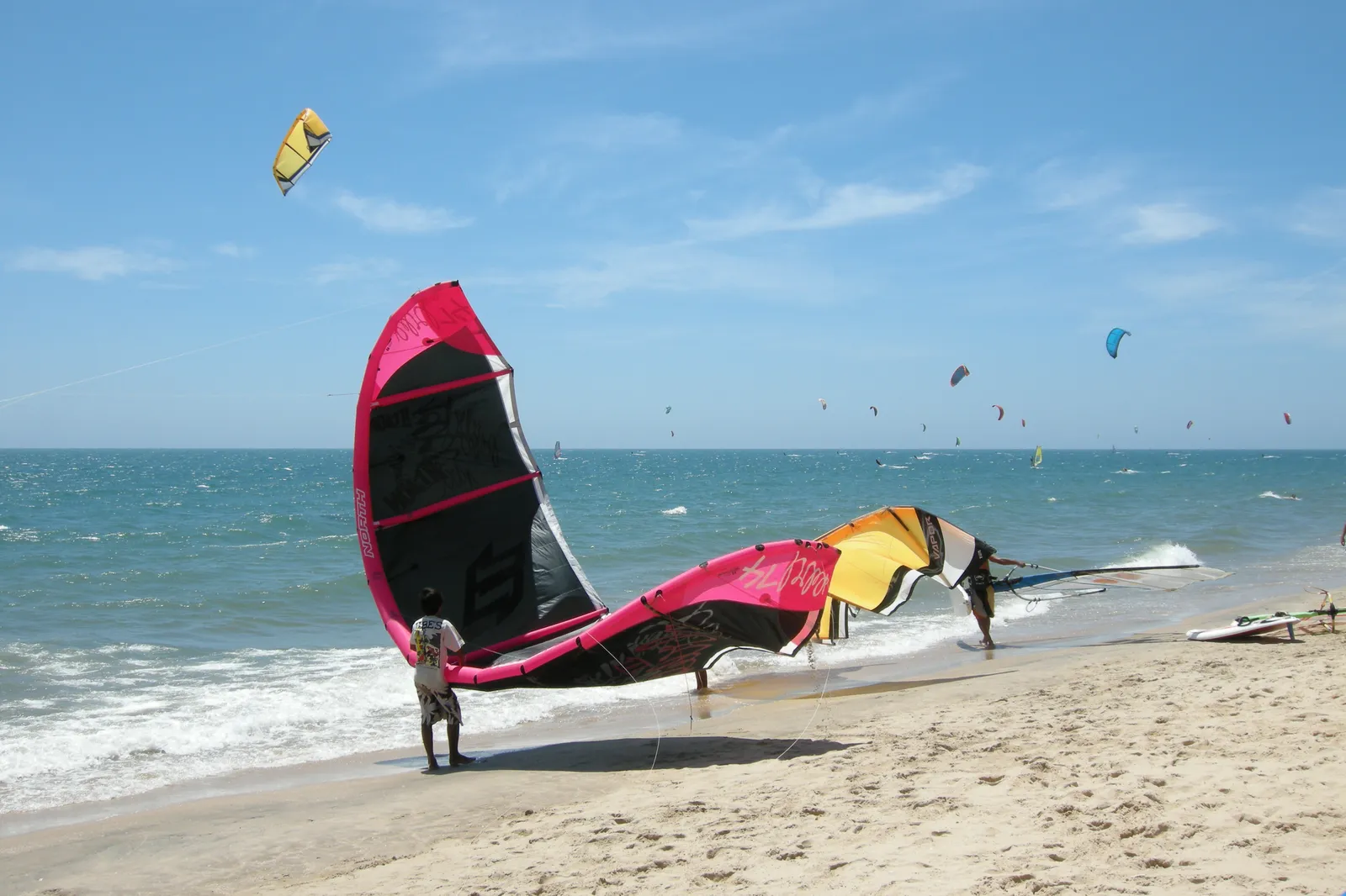 Spiaggia di Mũi Né - Vietnam Spiaggia di Mũi Né in Vietnam con kite sul mare e sabbia dorata