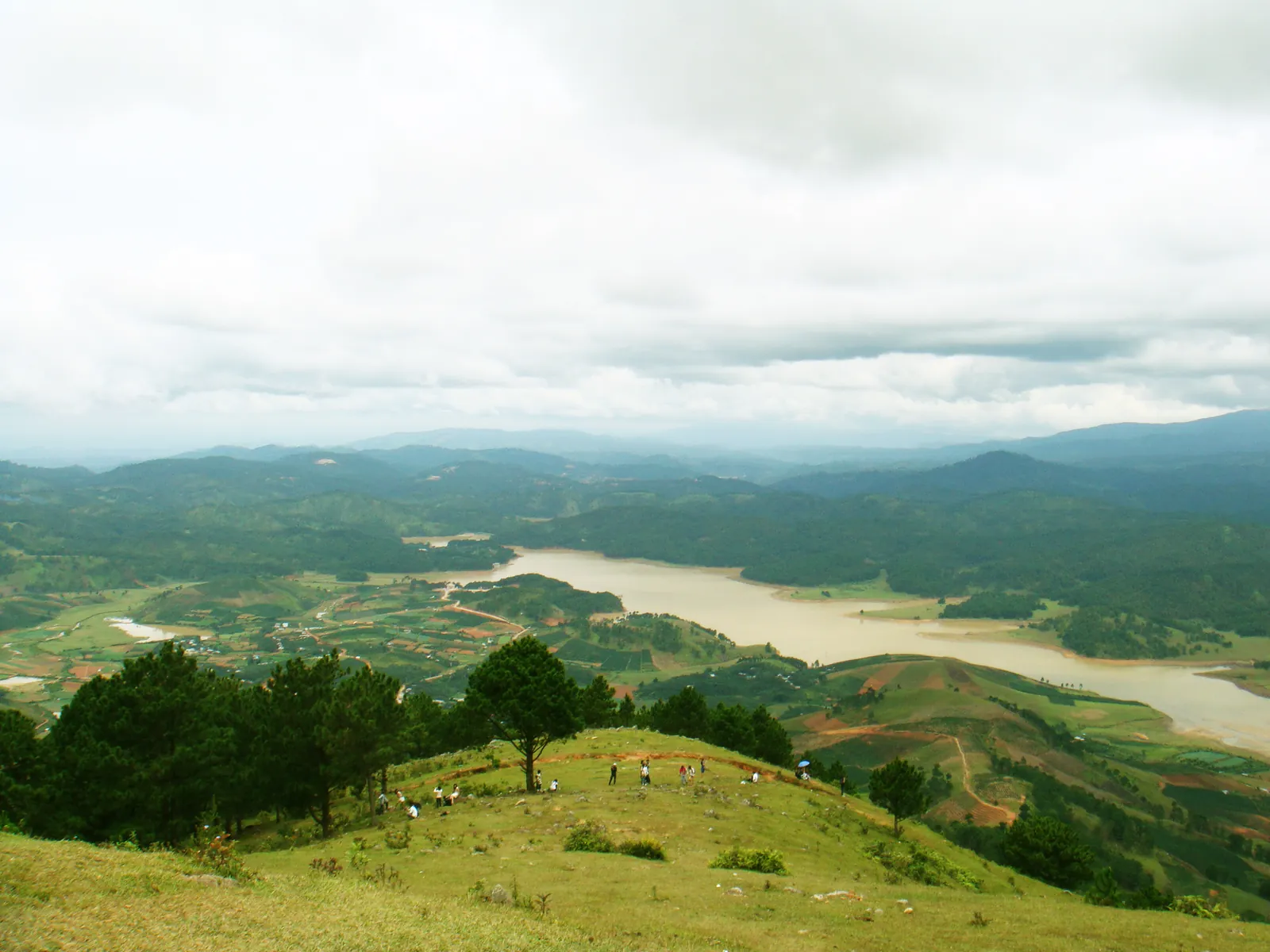 Panorama del monte Lang Biang con vette verdi e nuvole basse sopra Da Lat
