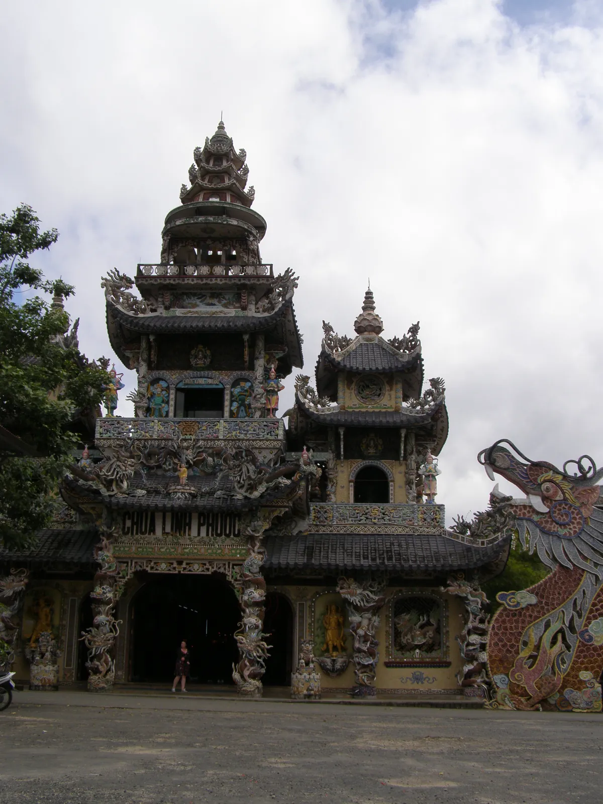 Pagoda Linh Phuoc a Da Lat con il drago di vetri riciclati e decorazioni mosaic