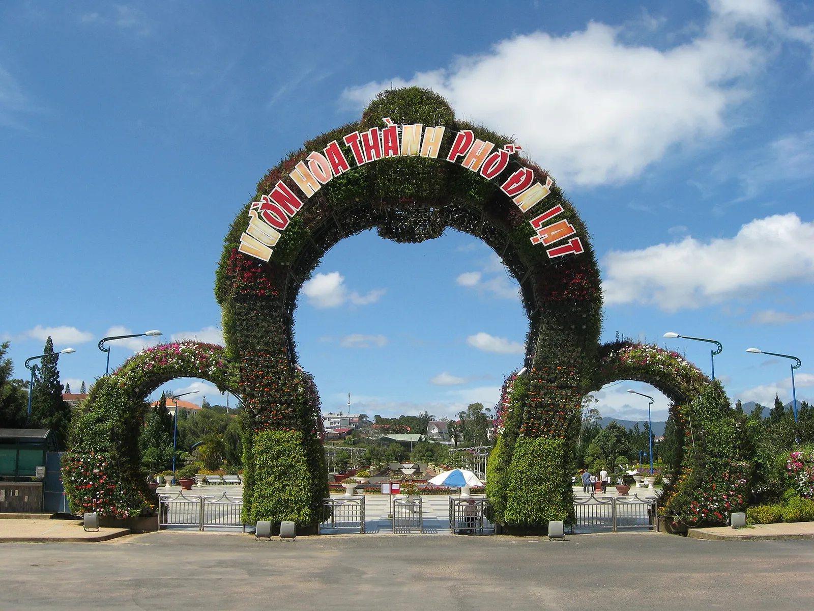 L'ingresso del parco dei fiori di Da Lat Ingresso coperto di fiori del parco dei fiori di Da Lat, sede della mostra internazionale del Festival dei fiori