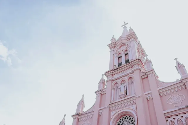 La cattedrale di Da Nang, rosa pallido, detta Chiesa del Gallo