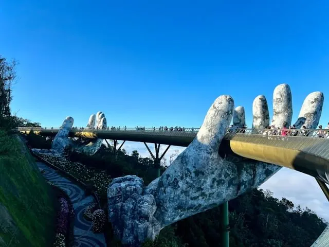 Il Golden Bridge di Da Nang sorretto da due enormi mani di pietra