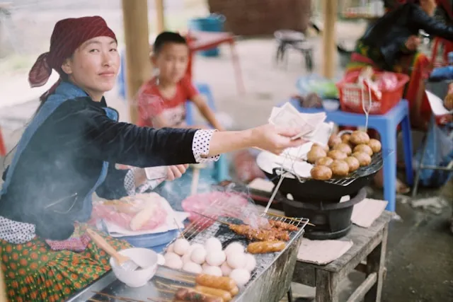 Una venditrice di street food in Vietnam