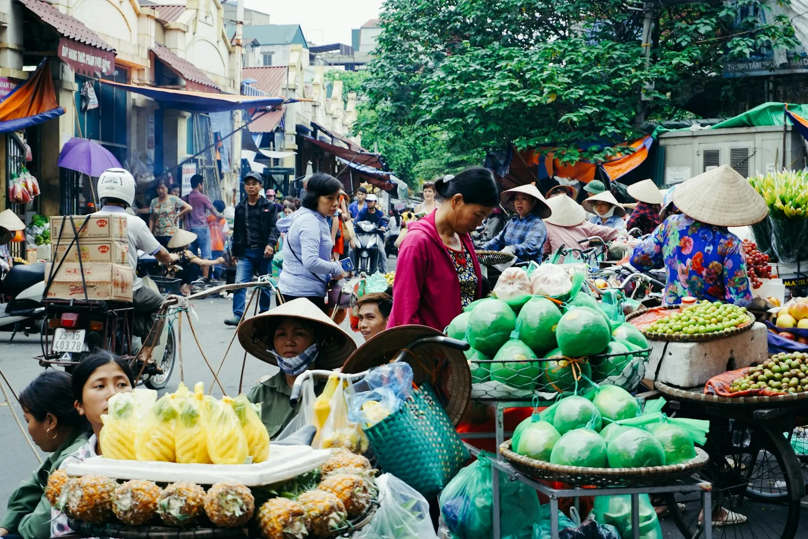 Donna vietnamita al mercato di frutta e verdura del Delta del Mekong