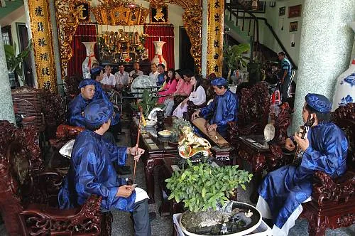 Suonatori di musica folkloristica Don Ca Tai Tu in costumi tipici blu