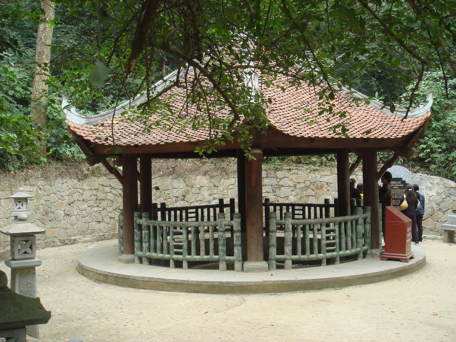 L'antico pozzo del Tempio di Gieng nel complesso degli Hung Kings a Phu Tho